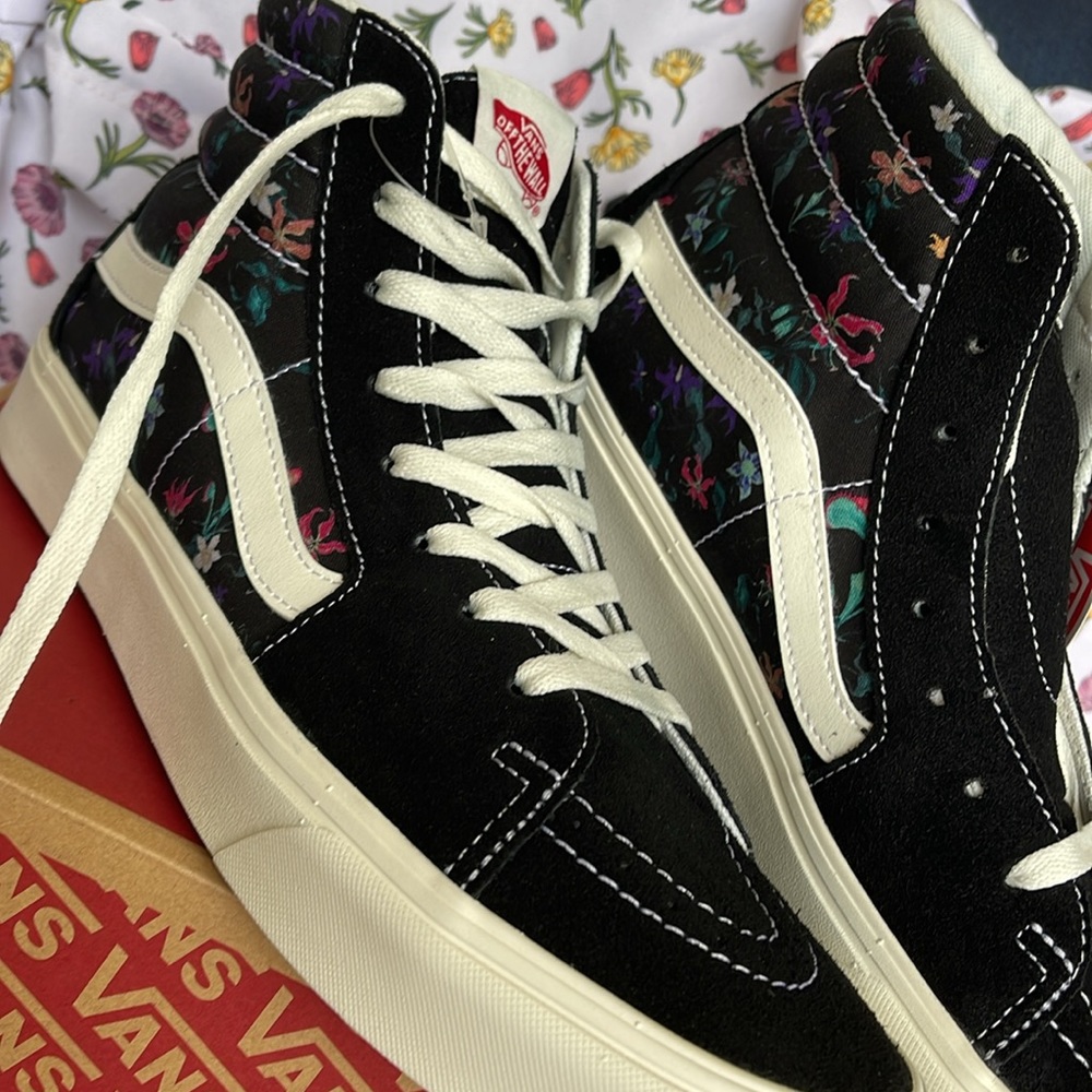 Vans • WMNS Comfycush Sks-
Fatal Floral Black
VN0AZTNOBLK
Sneakers - Picture 8 of 16